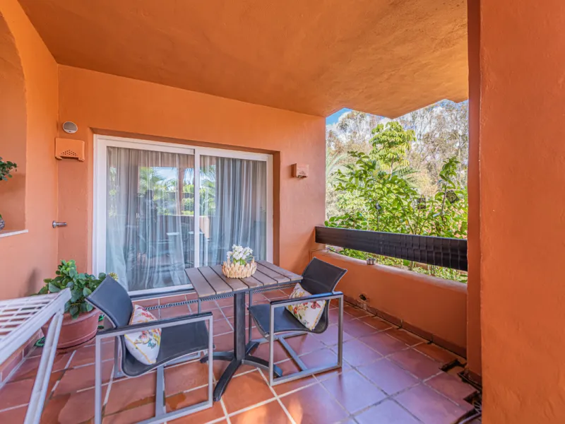 This is a High quality three bedrooms apartment on a first floor enjoy a fabulous location in the heart of the prestigious golf valley in Marbella, They are ideally situated within five minutes drive to the renowned marina of Puerto Banus with its beaches