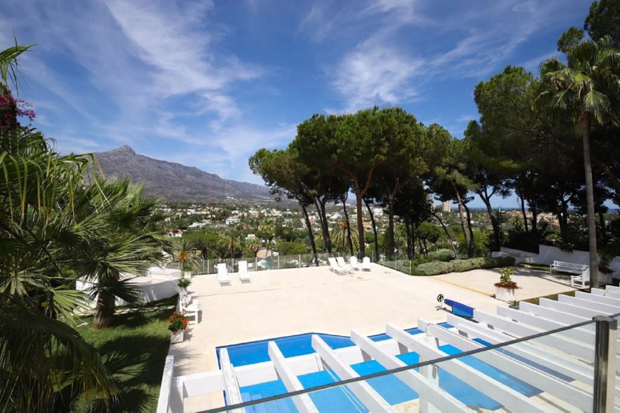Wonderful property with mountain views, near the Las Brisas Golf course!
