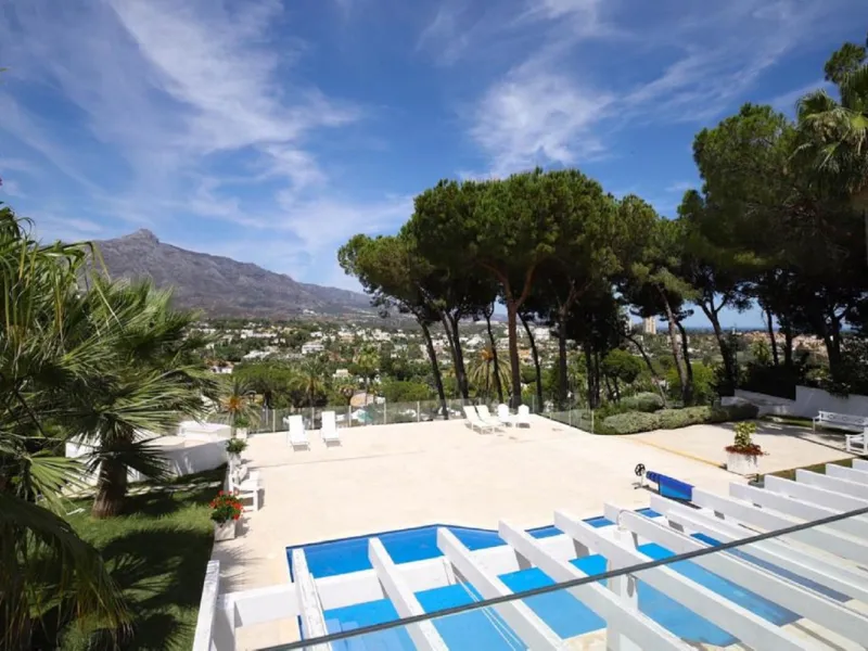 Wonderful property with mountain views, near the Las Brisas Golf course!