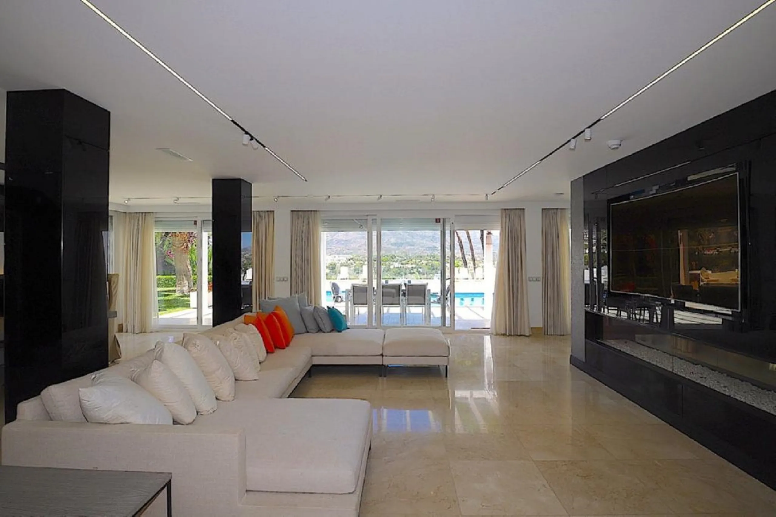 Wonderful property with mountain views, near the Las Brisas Golf course!