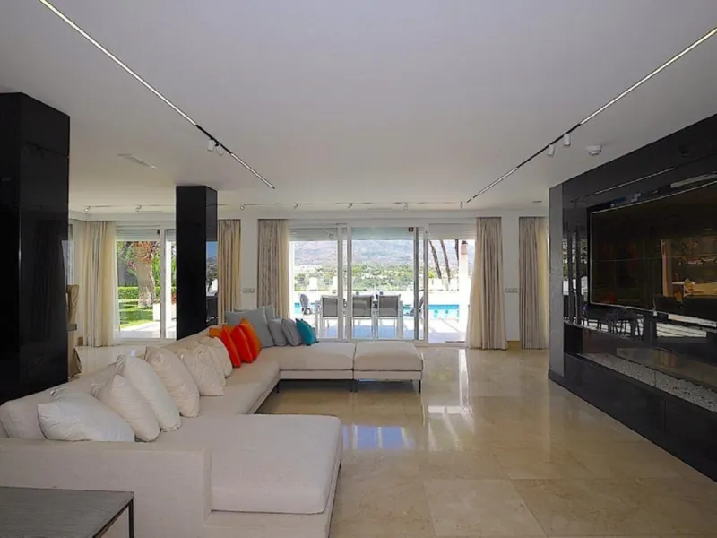 Wonderful property with mountain views, near the Las Brisas Golf course!
