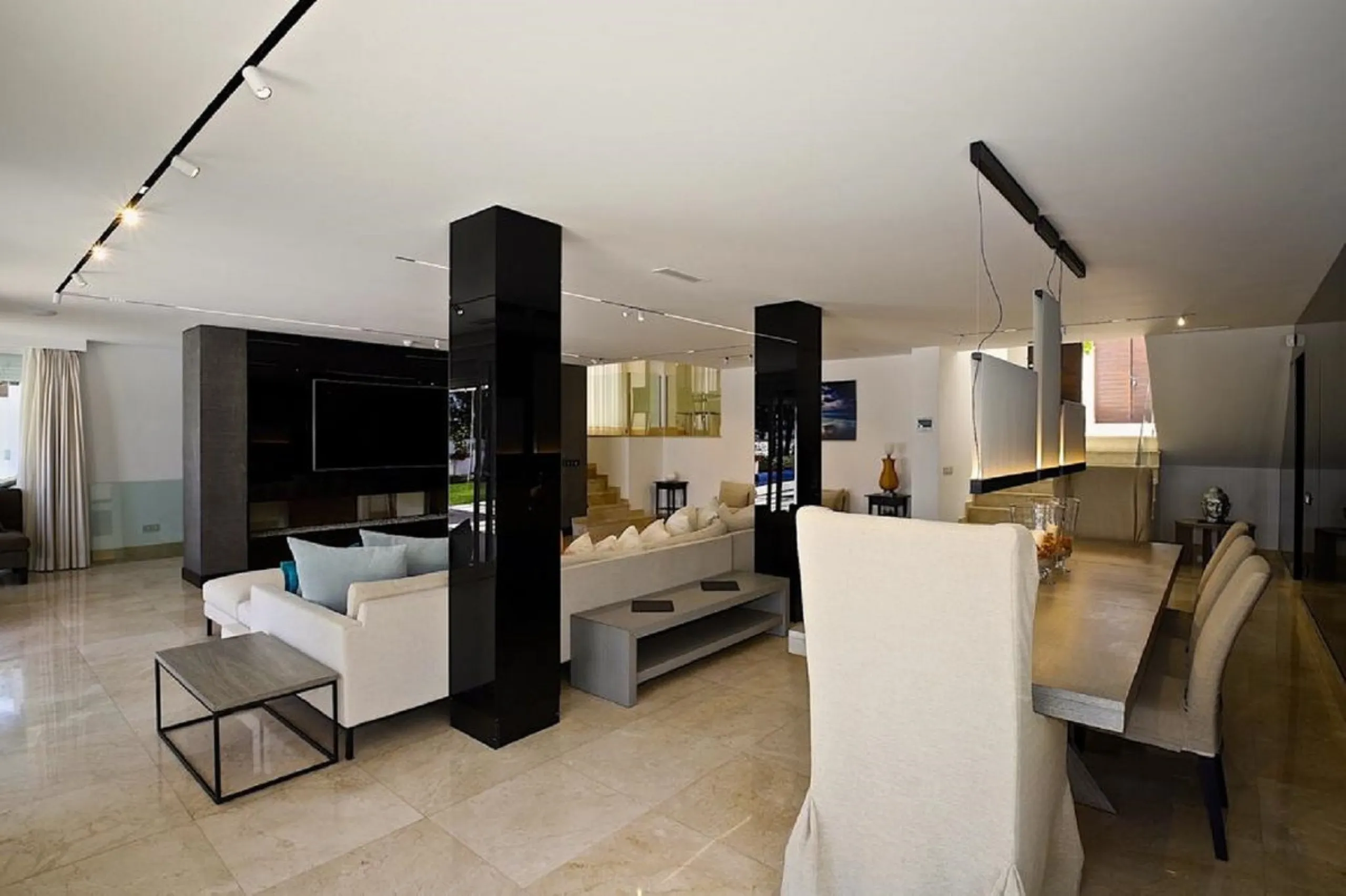 Wonderful property with mountain views, near the Las Brisas Golf course!