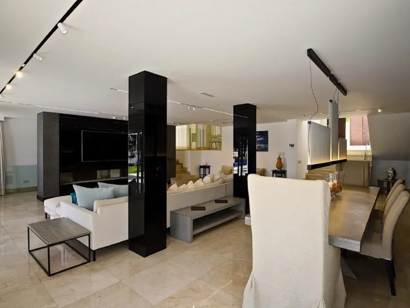 Wonderful property with mountain views, near the Las Brisas Golf course!