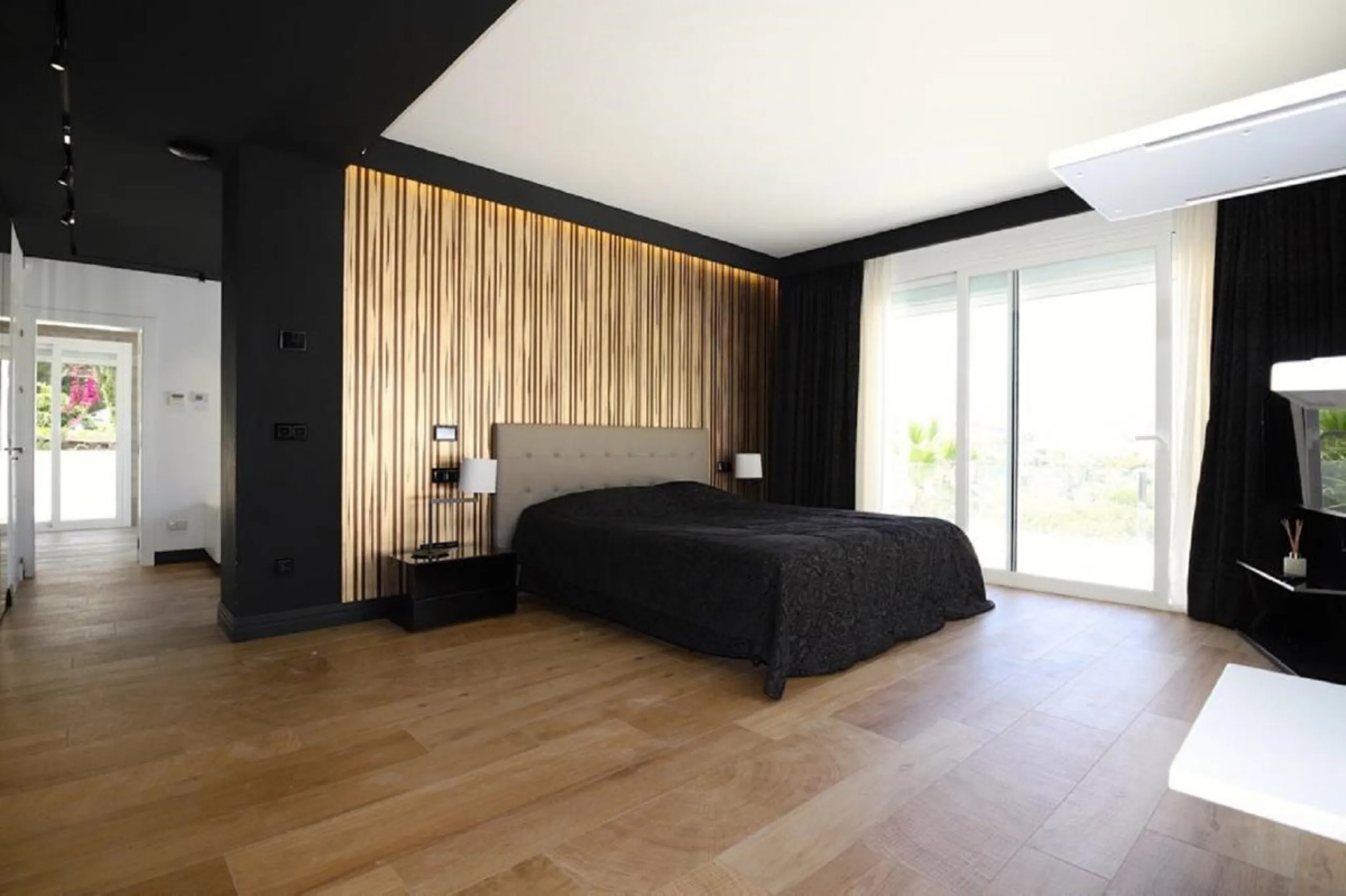 Wonderful property with mountain views, near the Las Brisas Golf course!