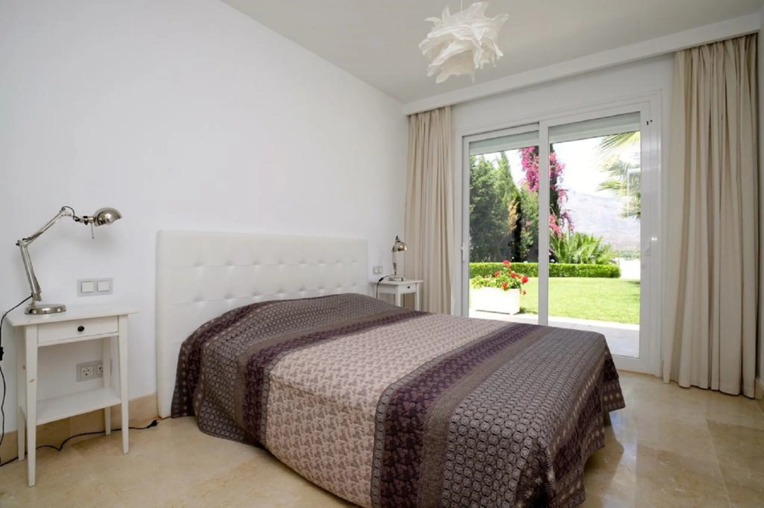 Wonderful property with mountain views, near the Las Brisas Golf course!
