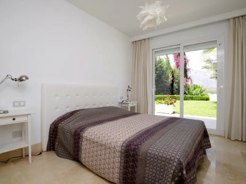 Wonderful property with mountain views, near the Las Brisas Golf course!
