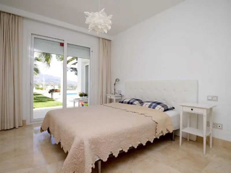 Wonderful property with mountain views, near the Las Brisas Golf course!