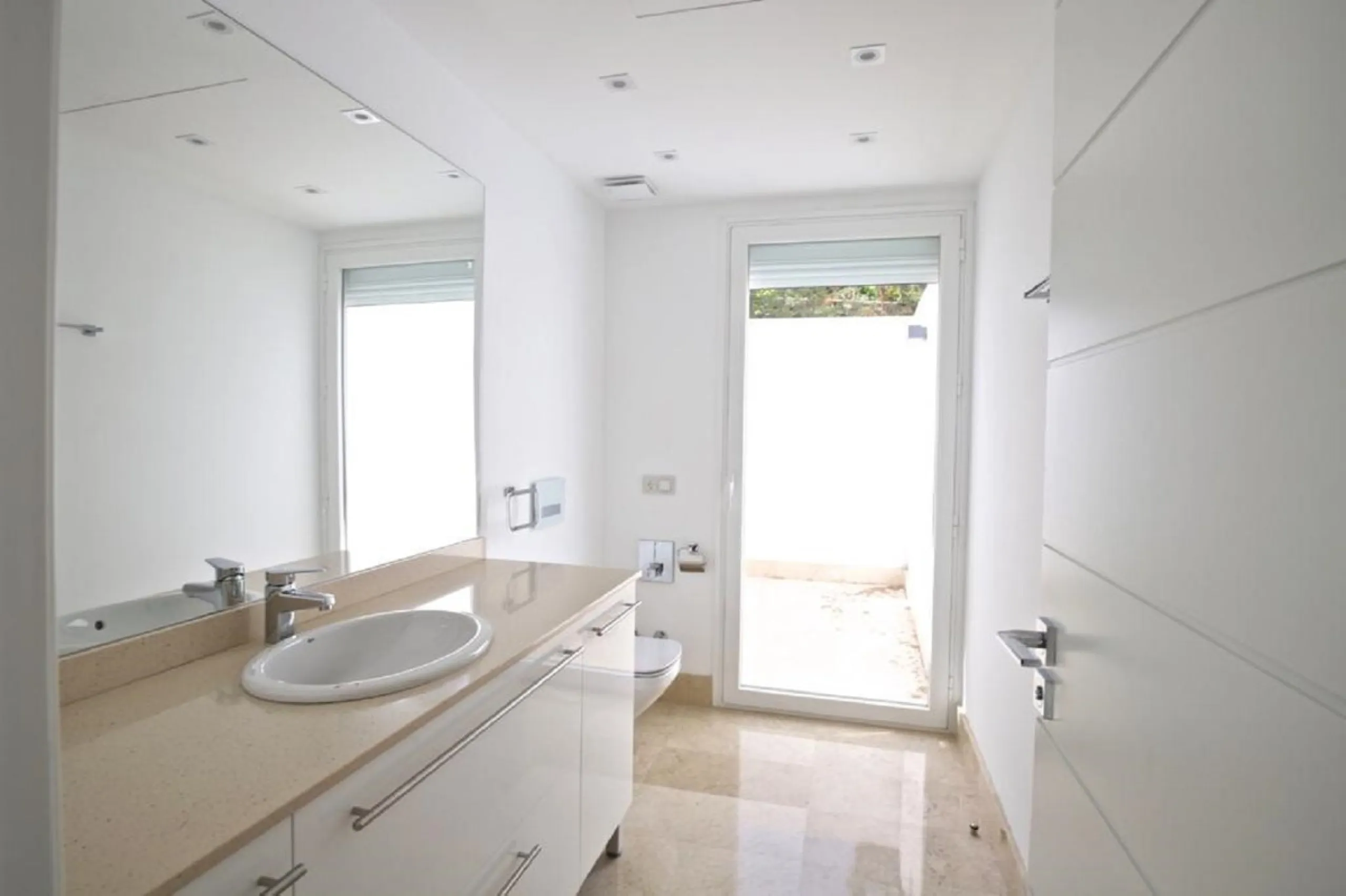 Wonderful property with mountain views, near the Las Brisas Golf course!