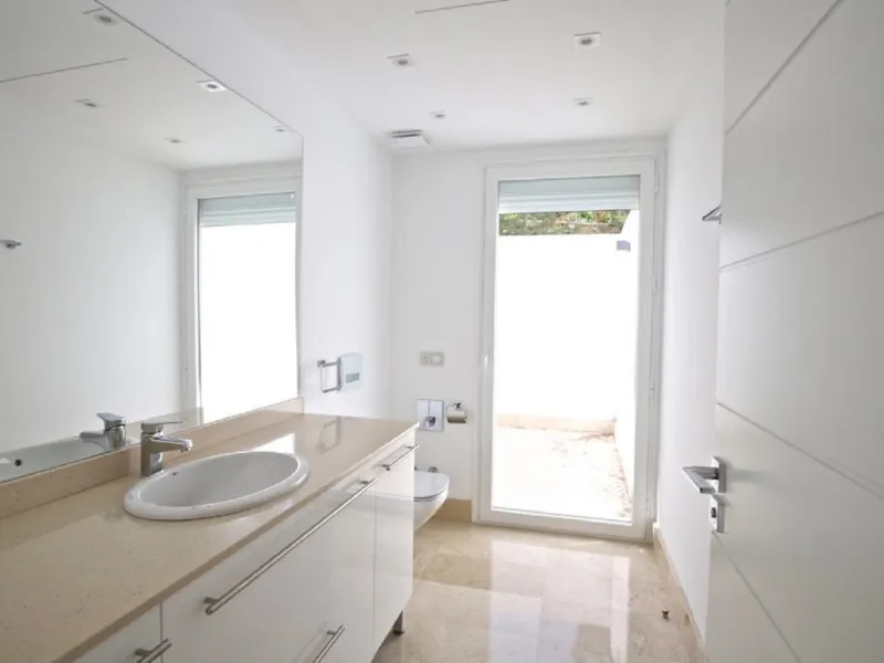 Wonderful property with mountain views, near the Las Brisas Golf course!