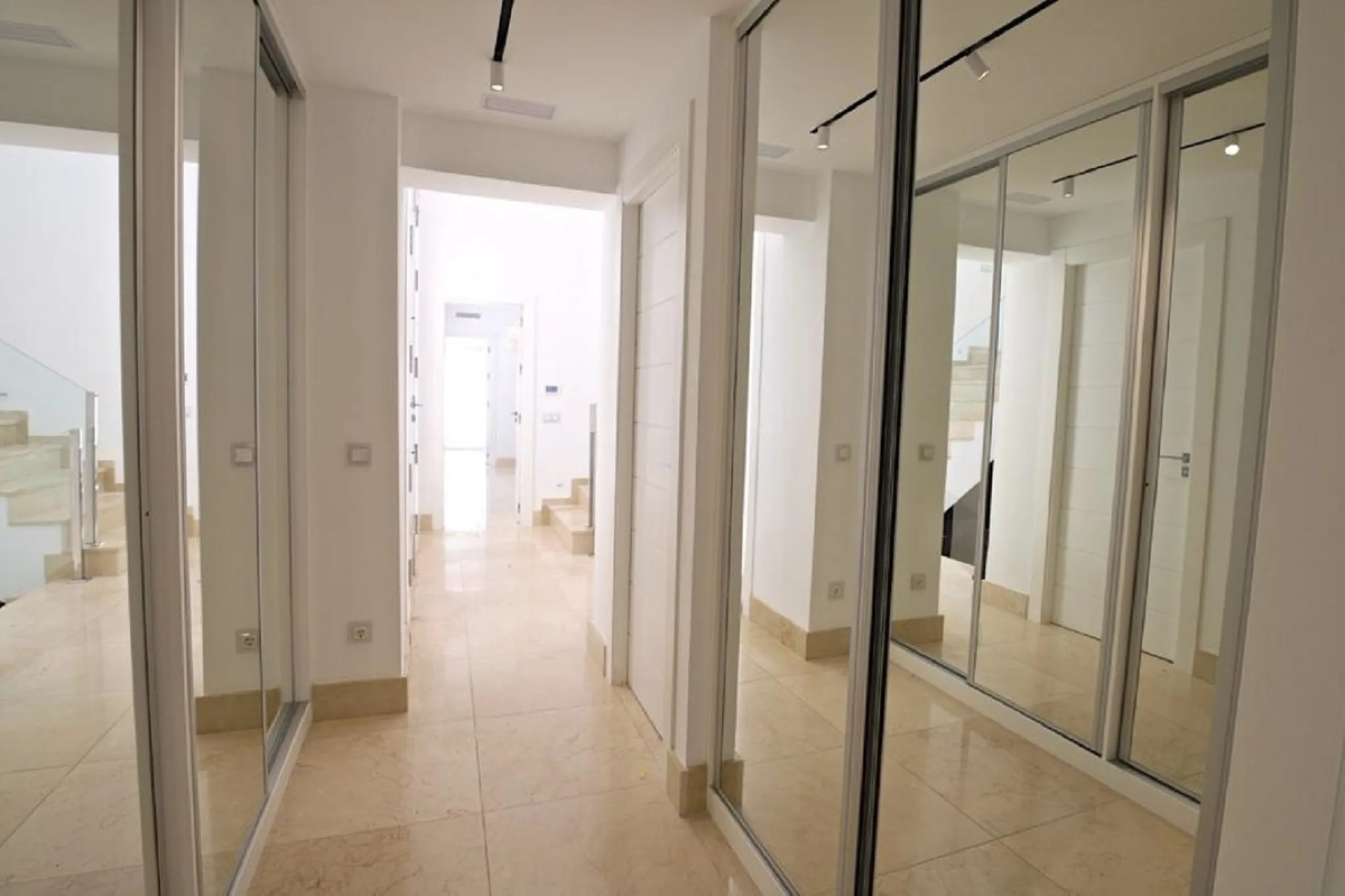 Wonderful property with mountain views, near the Las Brisas Golf course!