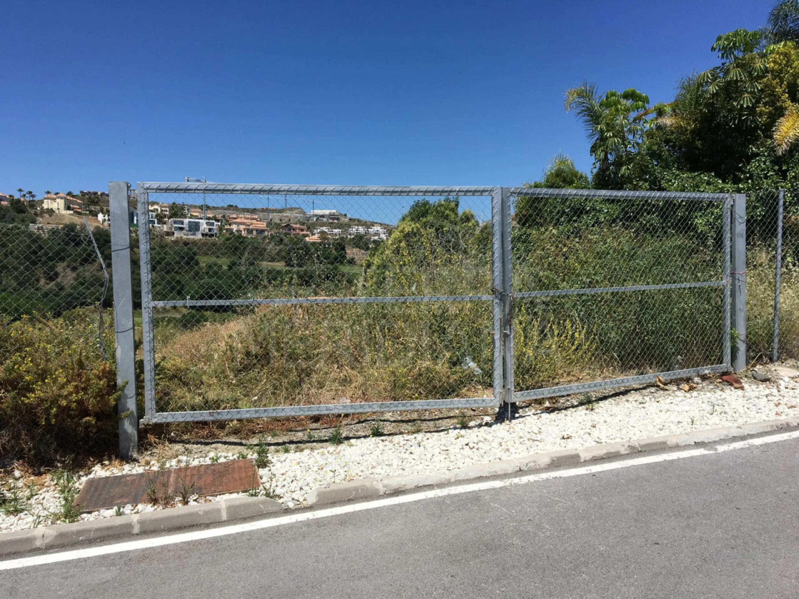 PLOT WITH MODERN VILLA PROJECT - IDEAL SEA VIEWS - BENAHAVIS