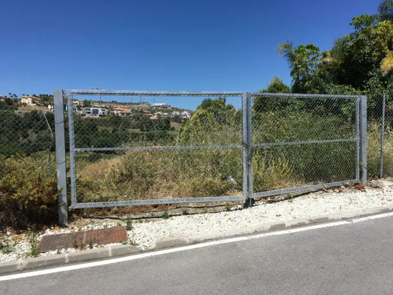 PLOT WITH MODERN VILLA PROJECT - IDEAL SEA VIEWS - BENAHAVIS