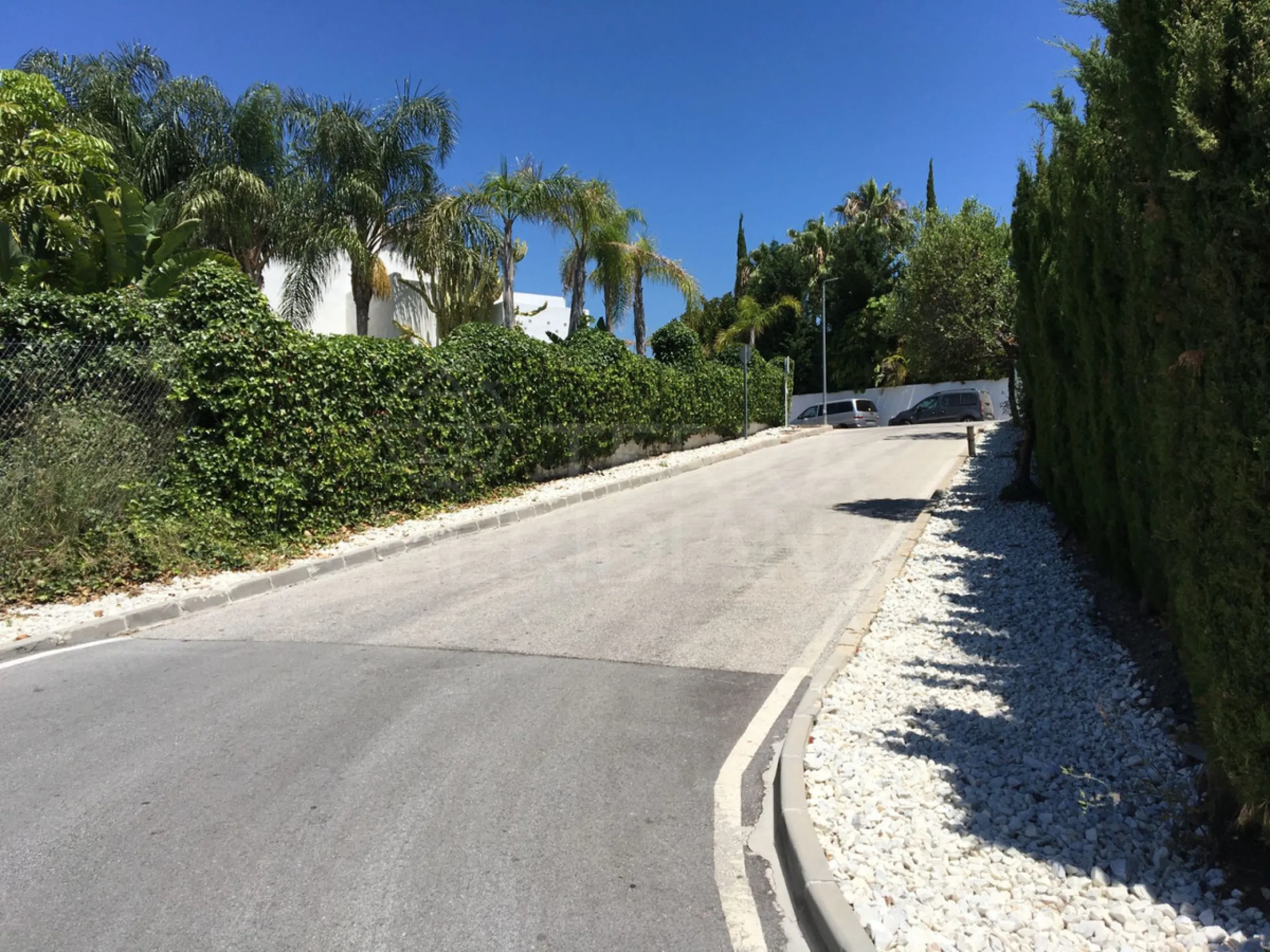 PLOT WITH MODERN VILLA PROJECT - IDEAL SEA VIEWS - BENAHAVIS