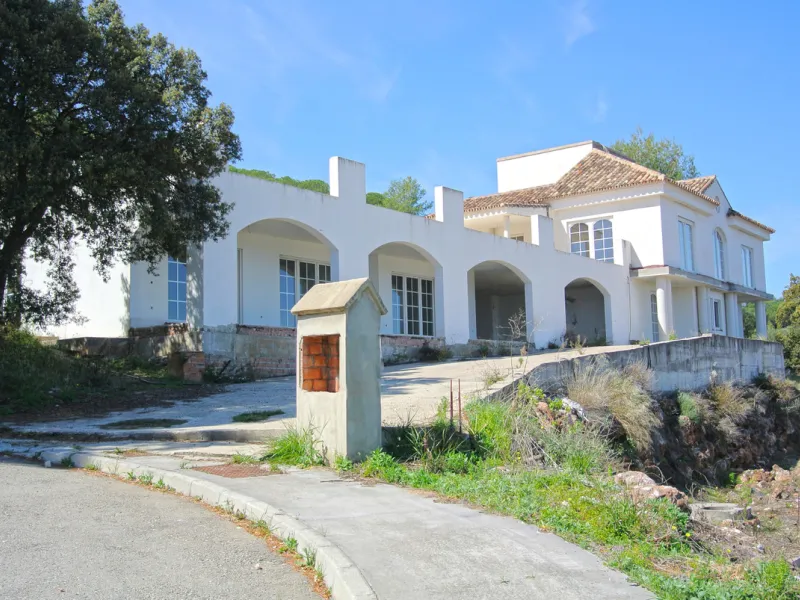 ¡GREAT INVESTMENT OPPORTUNITY! This private villa is about 70% completed and could also be used as a Boutique hotel or bed & breakfast. There are lots of possibilities with a build size of 1.089m². The layout is as follows: