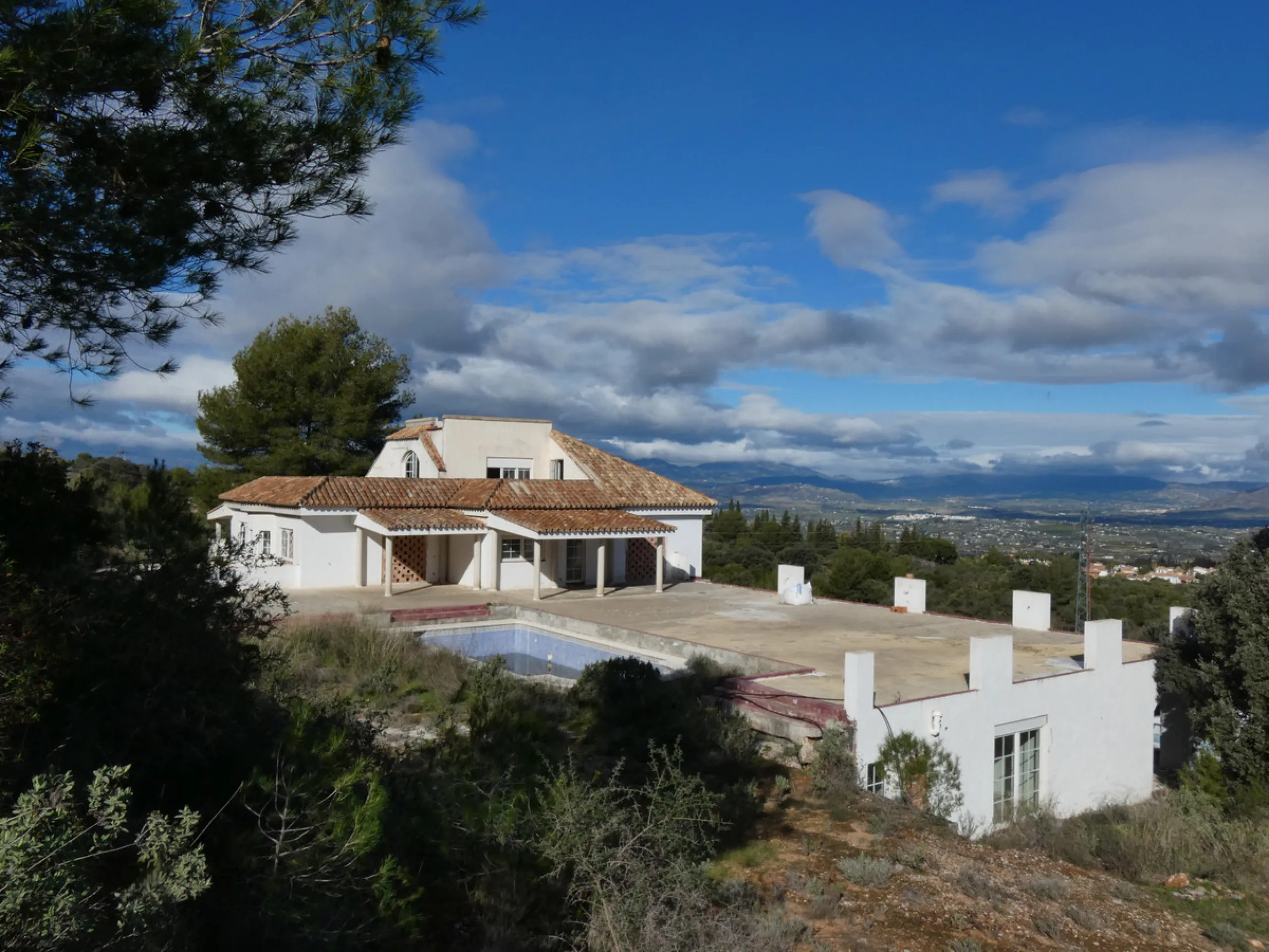 House - Detached Villa в продаже в Alhaurín el Grande, Málaga. В доме 9 спален и 10 ванных комнат. Площадь дома 1089 м². Площадь участка 3965 м²