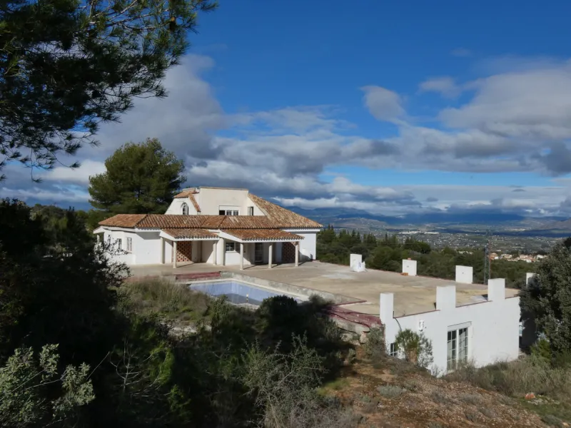House - Detached Villa в продаже в Alhaurín el Grande, Málaga. В доме 9 спален и 10 ванных комнат. Площадь дома 1089 м². Площадь участка 3965 м²