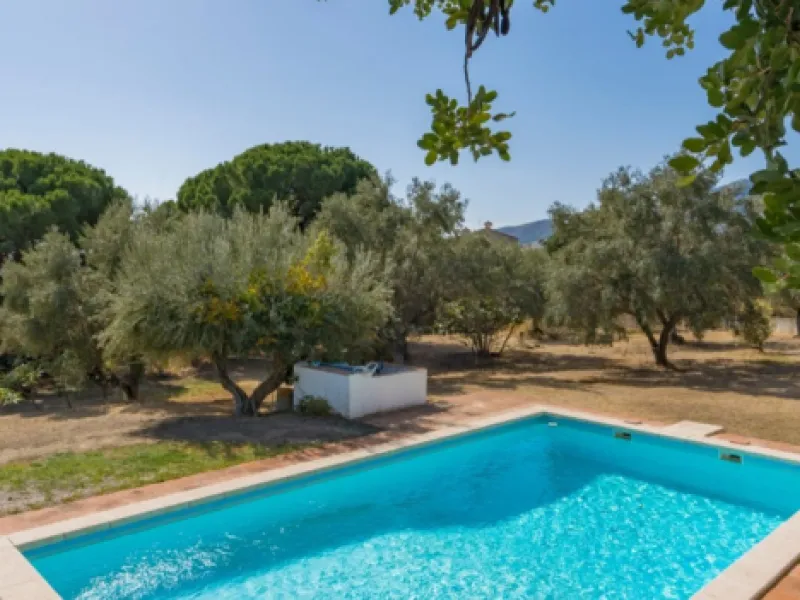Unique Property with Tremendous Potential in an Exclusive Location!