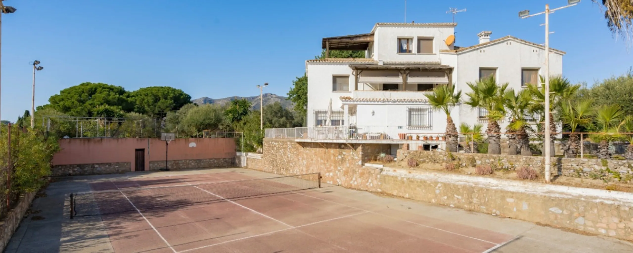Unique Property with Tremendous Potential in an Exclusive Location!