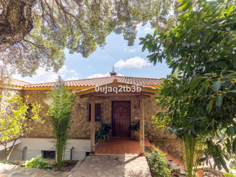 This lovely finca style in Cortes de la Frontera offers the perfect combination of size, quality, tranquility and much more only kilometers inland from the busy coast. Take flight from your home town in northern Europe and arrive to your own hideaway. Get