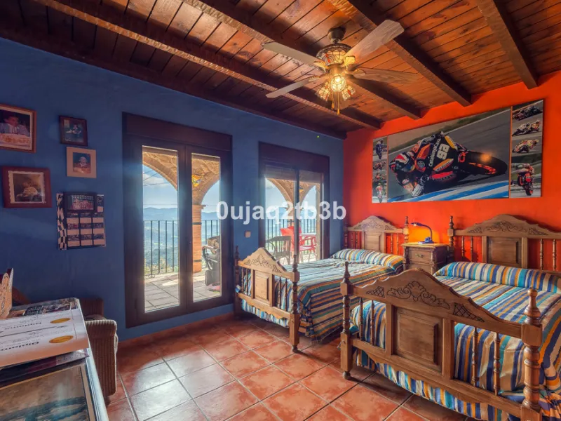 This lovely finca style in Cortes de la Frontera offers the perfect combination of size, quality, tranquility and much more only kilometers inland from the busy coast. Take flight from your home town in northern Europe and arrive to your own hideaway. Get