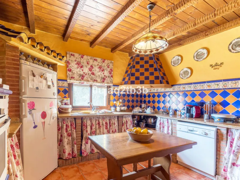 This lovely finca style in Cortes de la Frontera offers the perfect combination of size, quality, tranquility and much more only kilometers inland from the busy coast. Take flight from your home town in northern Europe and arrive to your own hideaway. Get