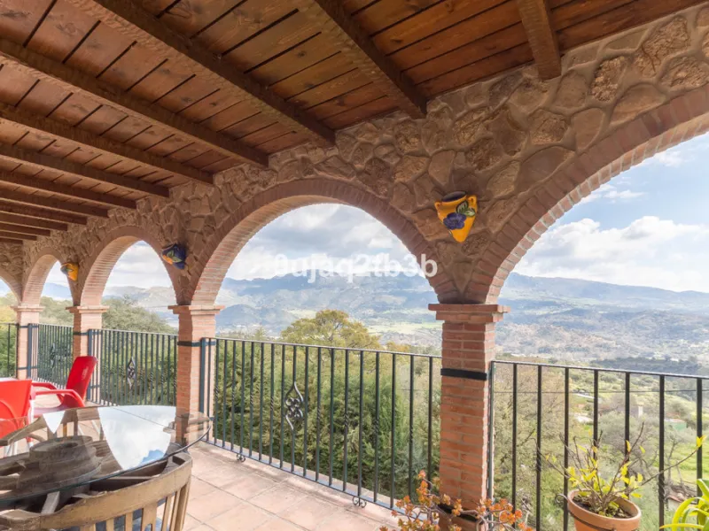 This lovely finca style in Cortes de la Frontera offers the perfect combination of size, quality, tranquility and much more only kilometers inland from the busy coast. Take flight from your home town in northern Europe and arrive to your own hideaway. Get