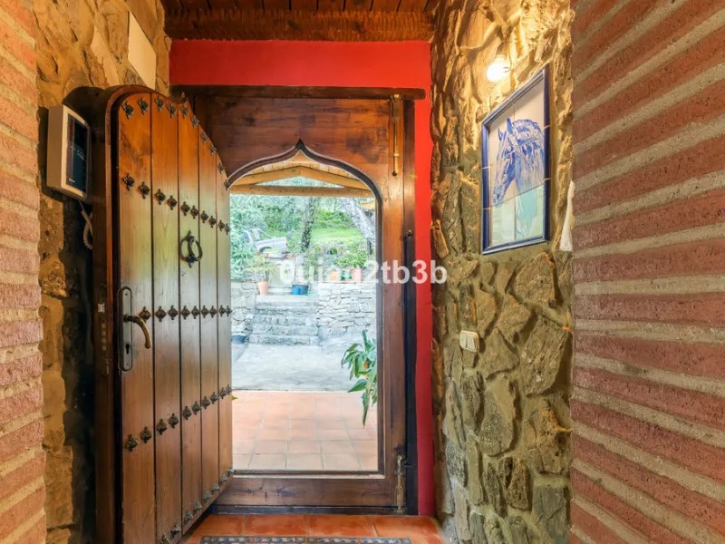This lovely finca style in Cortes de la Frontera offers the perfect combination of size, quality, tranquility and much more only kilometers inland from the busy coast. Take flight from your home town in northern Europe and arrive to your own hideaway. Get