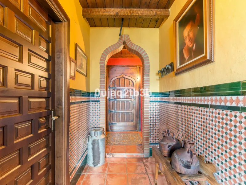 This lovely finca style in Cortes de la Frontera offers the perfect combination of size, quality, tranquility and much more only kilometers inland from the busy coast. Take flight from your home town in northern Europe and arrive to your own hideaway. Get