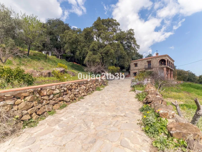 This lovely finca style in Cortes de la Frontera offers the perfect combination of size, quality, tranquility and much more only kilometers inland from the busy coast. Take flight from your home town in northern Europe and arrive to your own hideaway. Get
