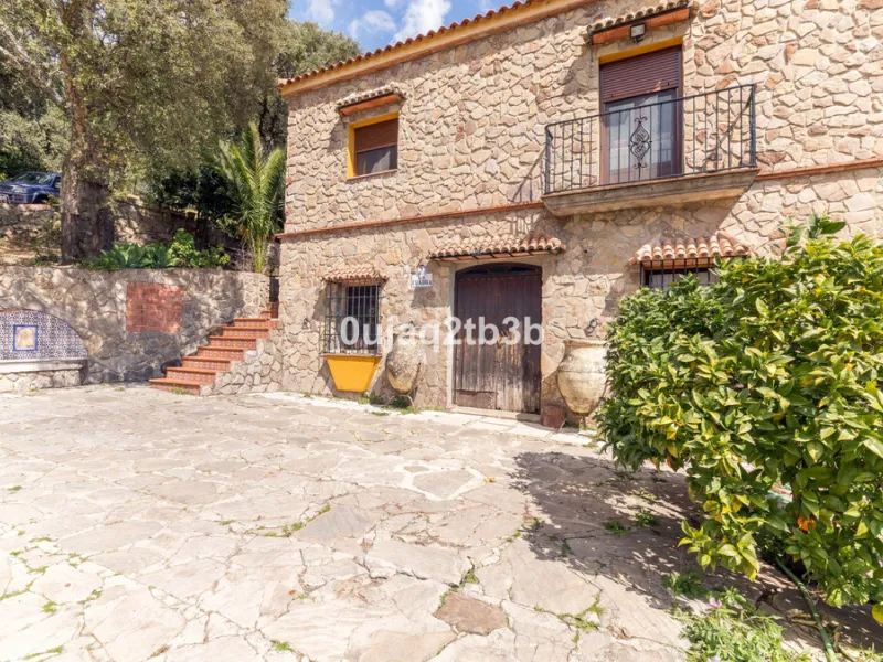 This lovely finca style in Cortes de la Frontera offers the perfect combination of size, quality, tranquility and much more only kilometers inland from the busy coast. Take flight from your home town in northern Europe and arrive to your own hideaway. Get