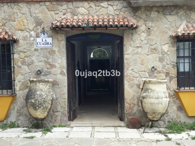 This lovely finca style in Cortes de la Frontera offers the perfect combination of size, quality, tranquility and much more only kilometers inland from the busy coast. Take flight from your home town in northern Europe and arrive to your own hideaway. Get