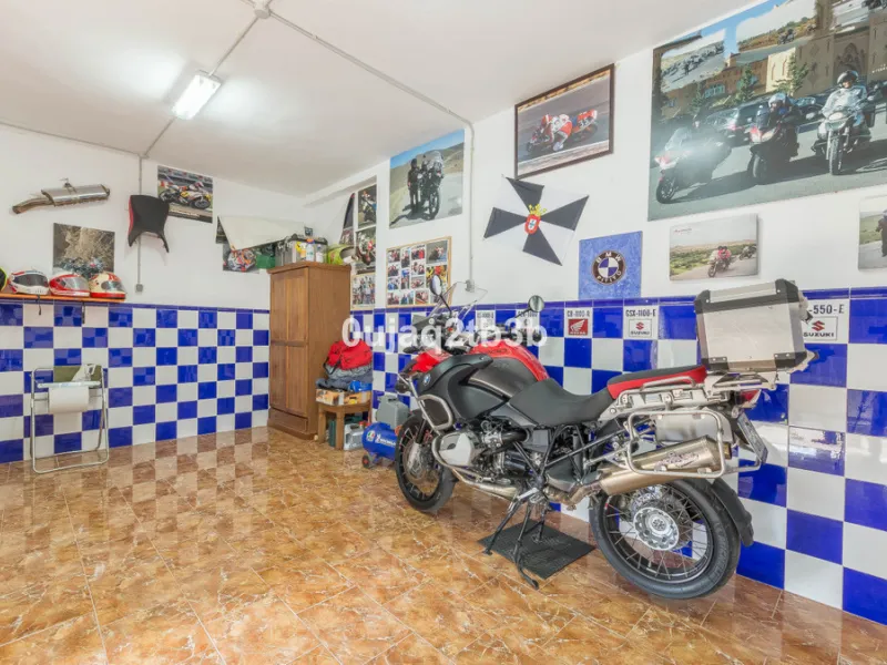 This lovely finca style in Cortes de la Frontera offers the perfect combination of size, quality, tranquility and much more only kilometers inland from the busy coast. Take flight from your home town in northern Europe and arrive to your own hideaway. Get