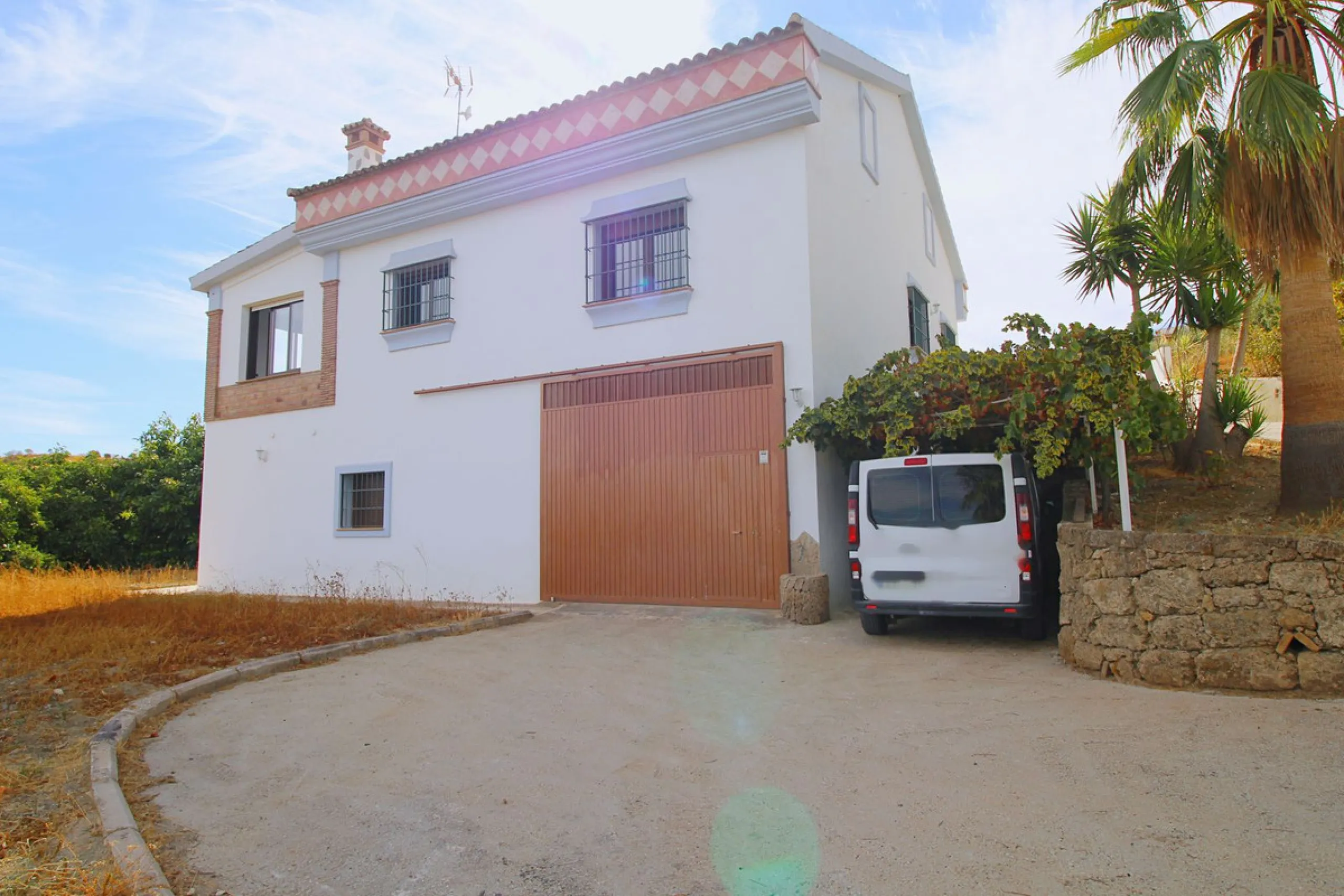 Stunning country house with wonderful views, with a profit of € 30,000 from the own avocado plantation, per year.