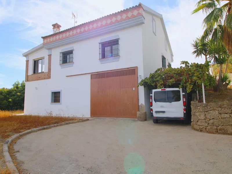 House - Finca - Cortijo в продаже в Coín, Málaga. В доме 5 спален и 3 ванных комнат. Площадь дома 400 м². Площадь участка 6575 м²