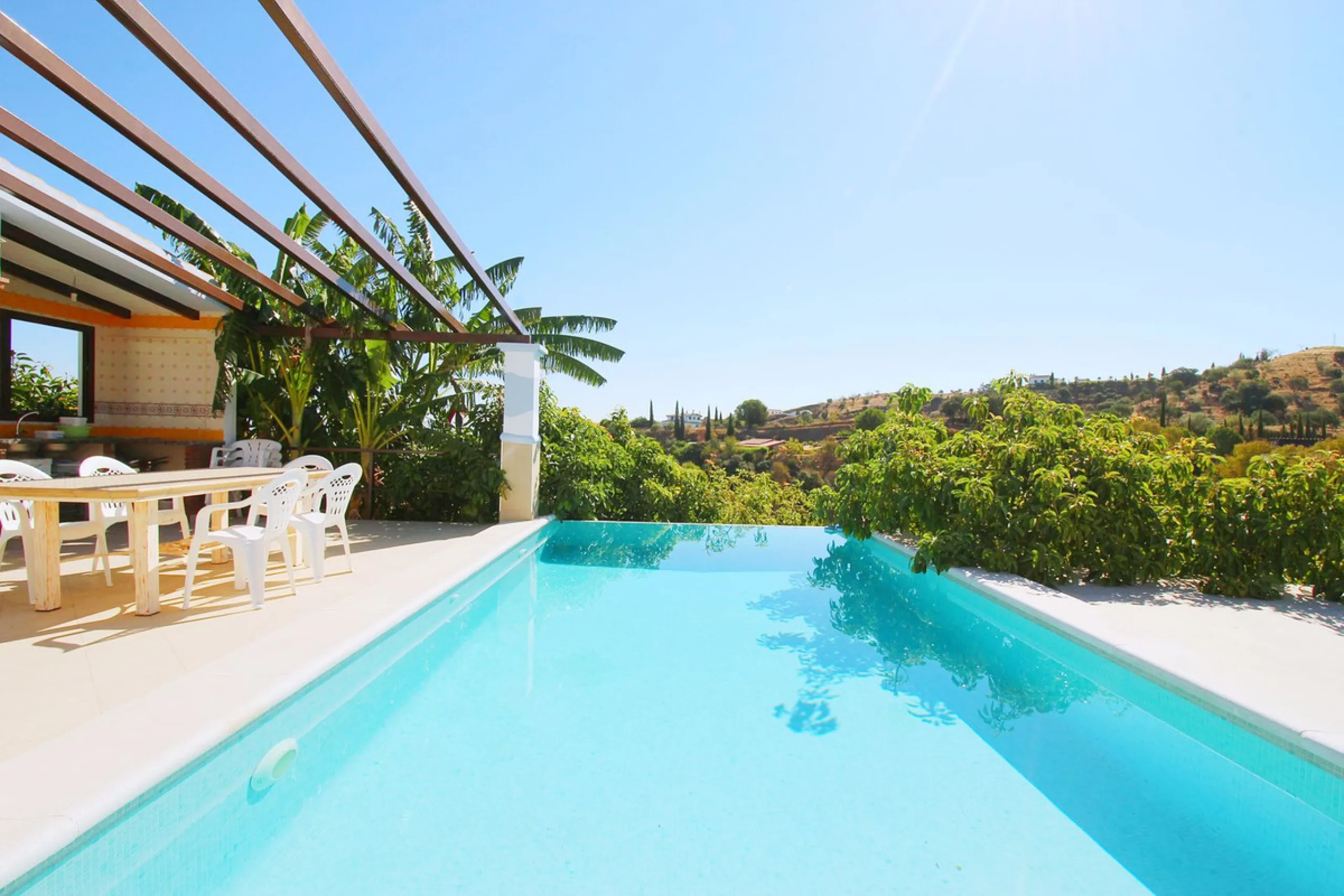 Stunning country house with wonderful views, with a profit of € 30,000 from the own avocado plantation, per year.