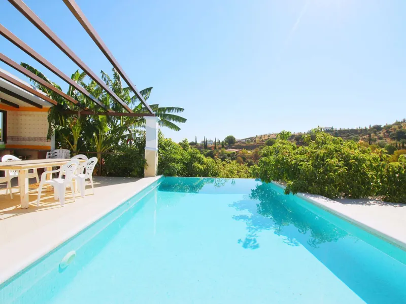 Stunning country house with wonderful views, with a profit of € 30,000 from the own avocado plantation, per year.