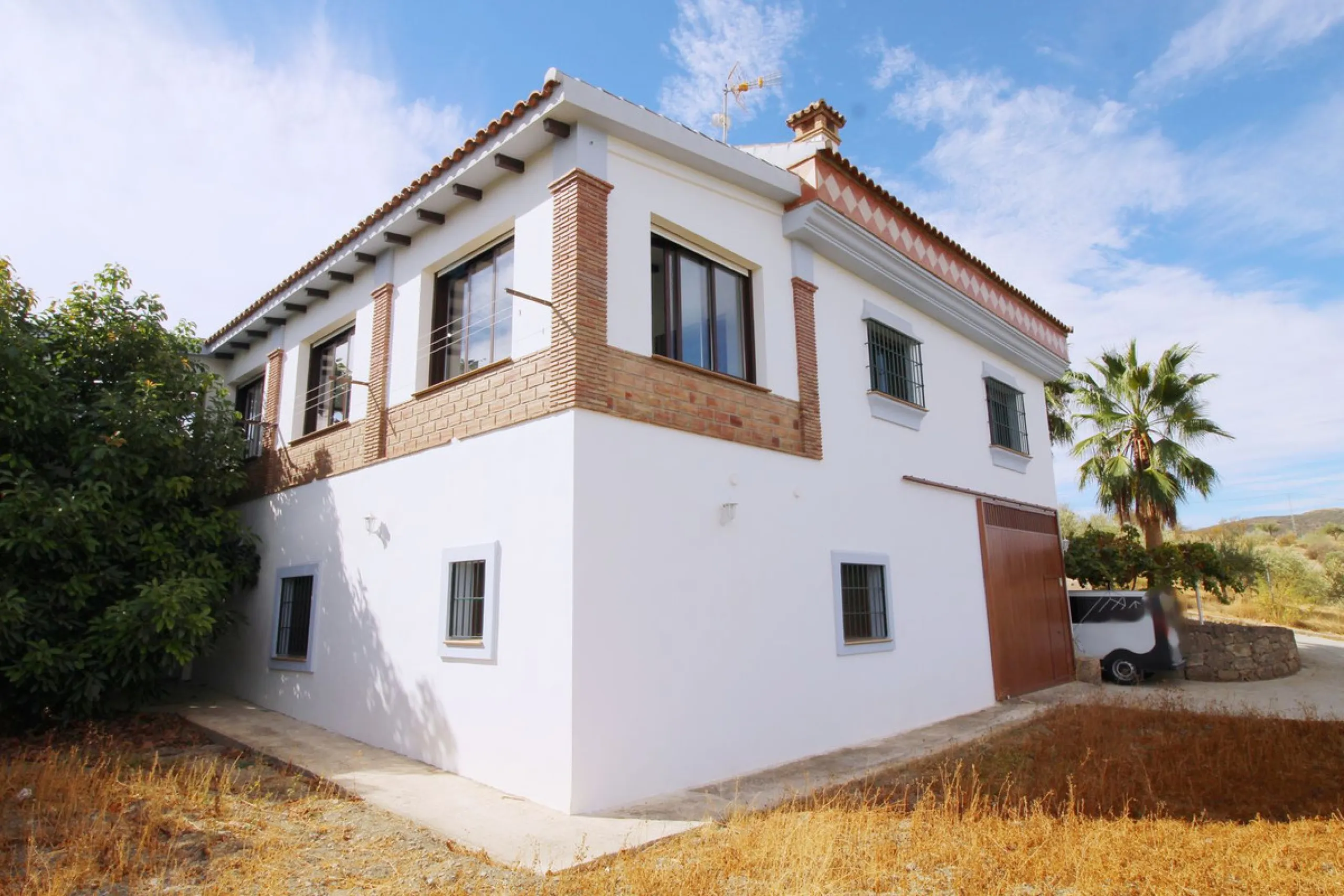 Stunning country house with wonderful views, with a profit of € 30,000 from the own avocado plantation, per year.