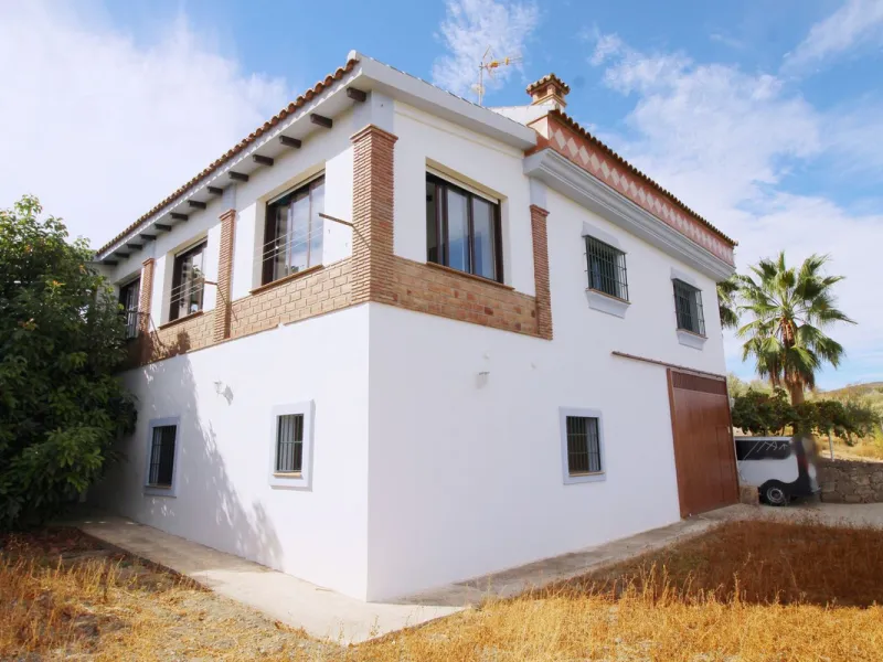 Stunning country house with wonderful views, with a profit of € 30,000 from the own avocado plantation, per year.