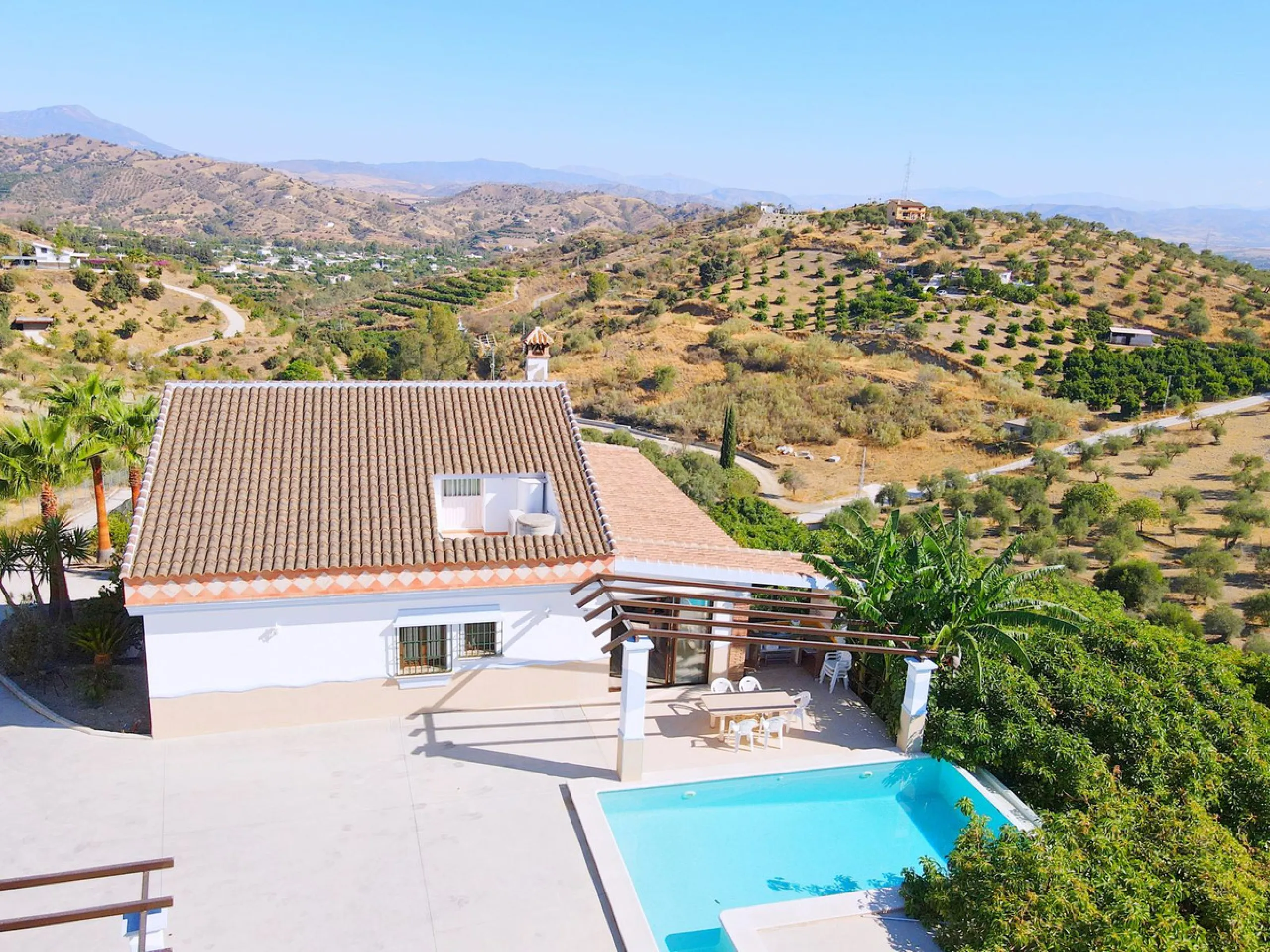 Stunning country house with wonderful views, with a profit of € 30,000 from the own avocado plantation, per year.