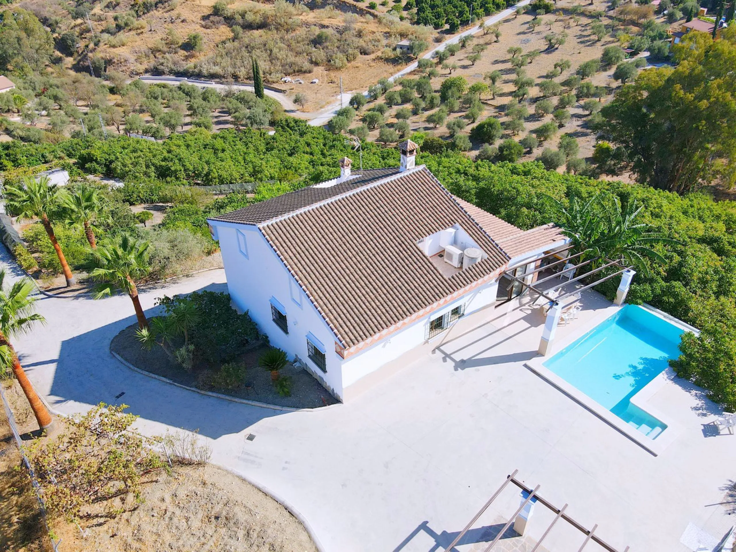 Stunning country house with wonderful views, with a profit of € 30,000 from the own avocado plantation, per year.