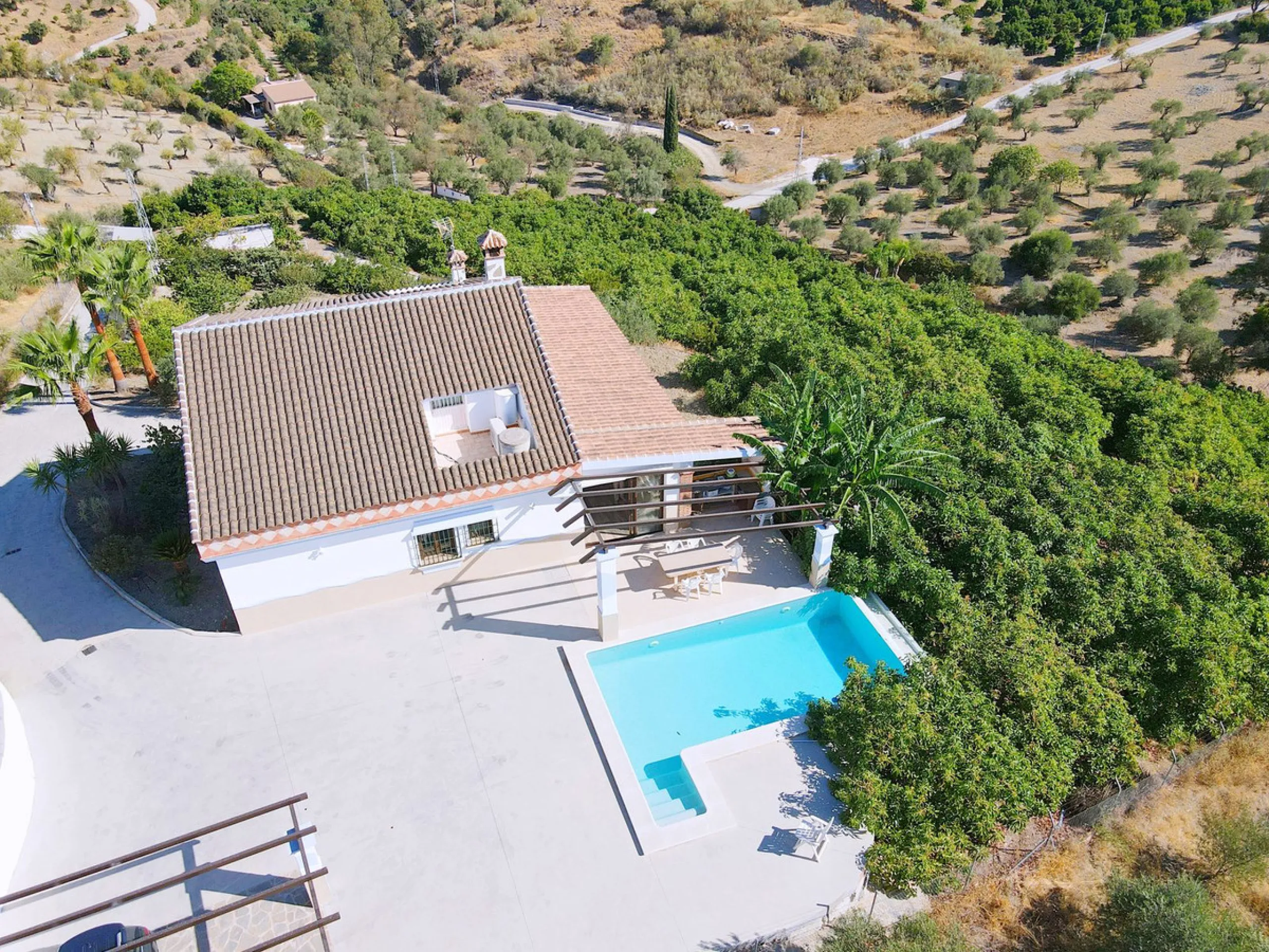 Stunning country house with wonderful views, with a profit of € 30,000 from the own avocado plantation, per year.