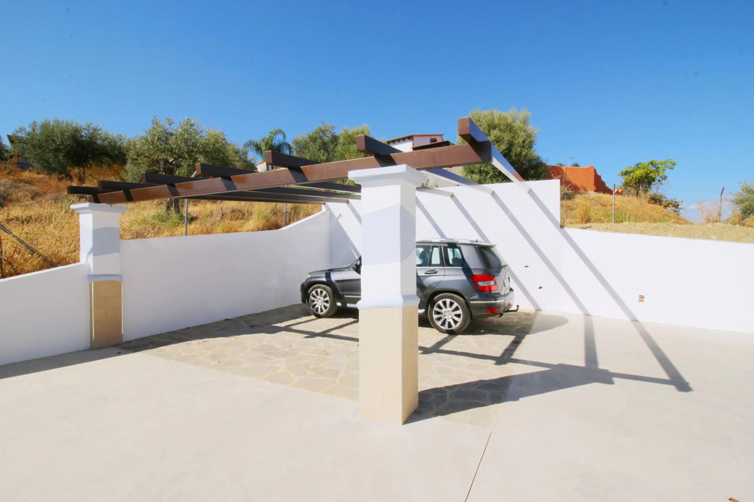 Stunning country house with wonderful views, with a profit of € 30,000 from the own avocado plantation, per year.