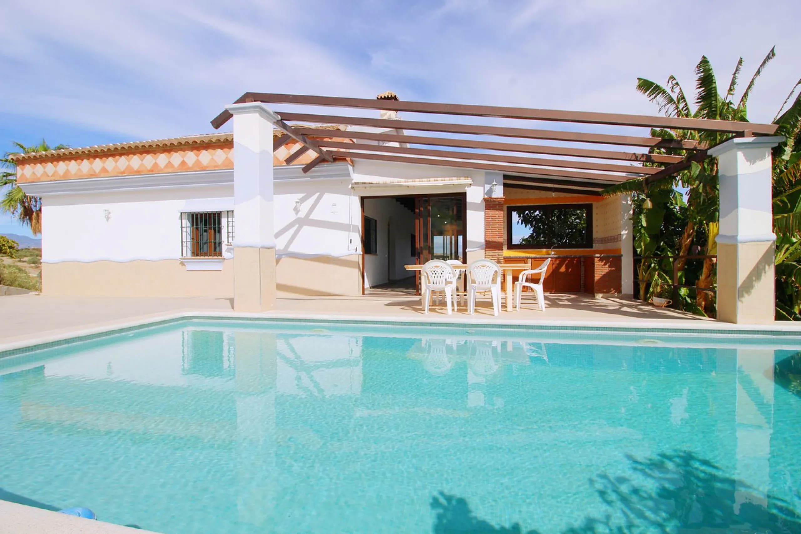 Stunning country house with wonderful views, with a profit of € 30,000 from the own avocado plantation, per year.
