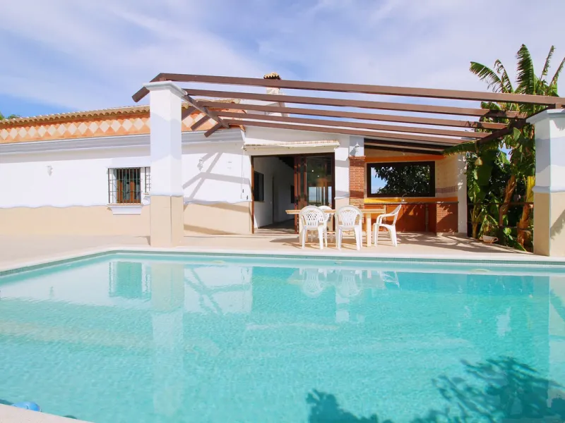 Stunning country house with wonderful views, with a profit of € 30,000 from the own avocado plantation, per year.