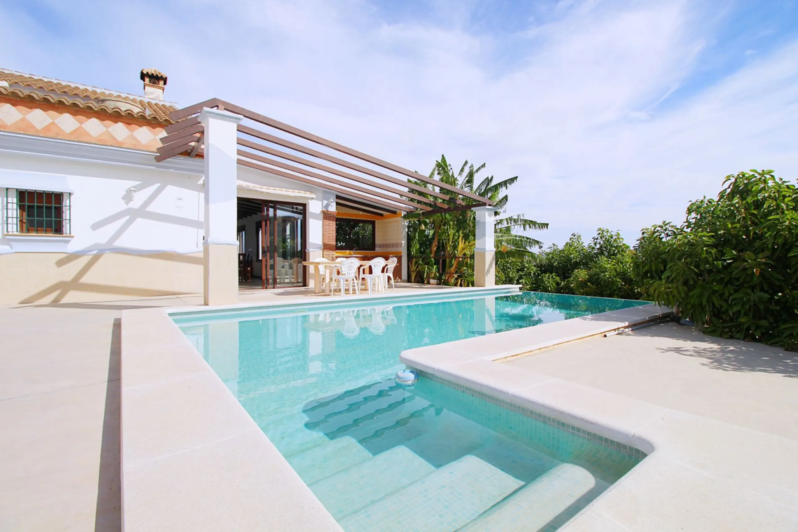 Stunning country house with wonderful views, with a profit of € 30,000 from the own avocado plantation, per year.
