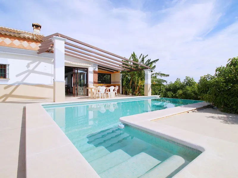 Stunning country house with wonderful views, with a profit of € 30,000 from the own avocado plantation, per year.