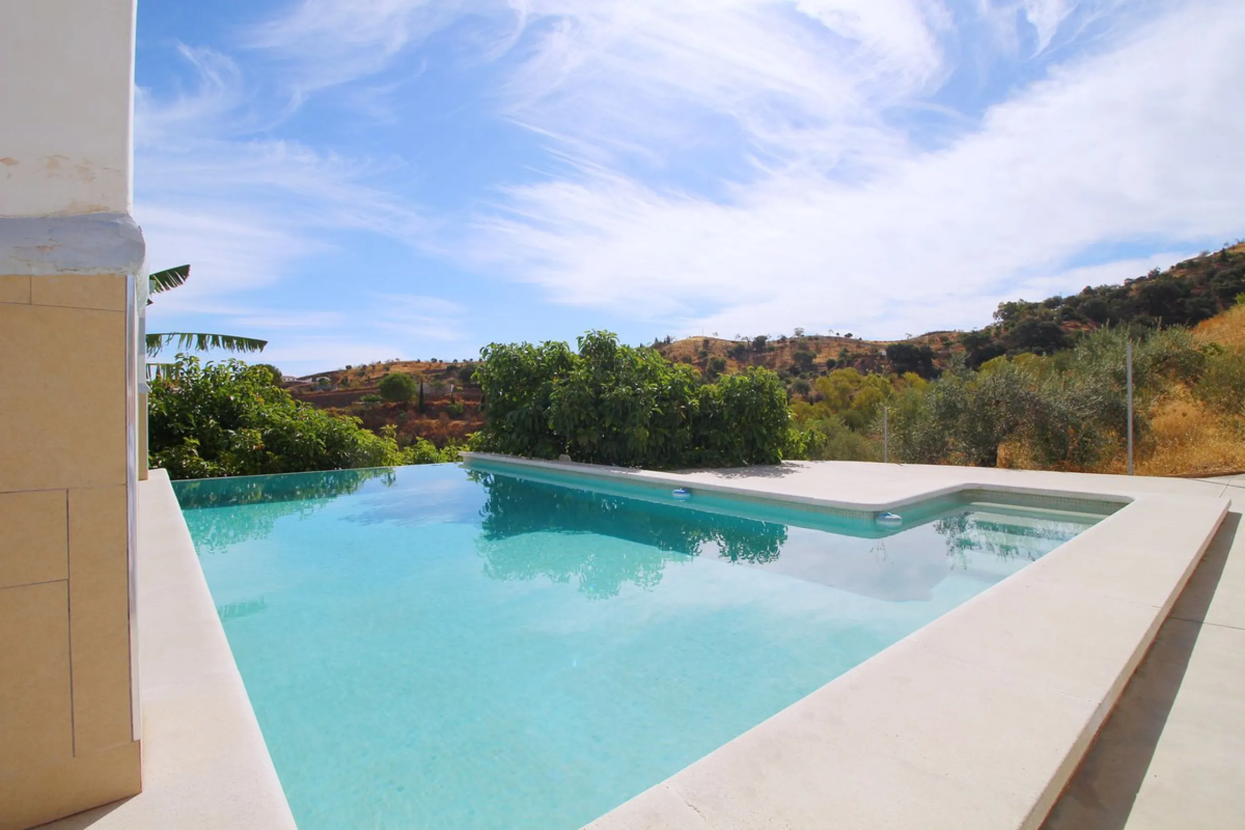 Stunning country house with wonderful views, with a profit of € 30,000 from the own avocado plantation, per year.