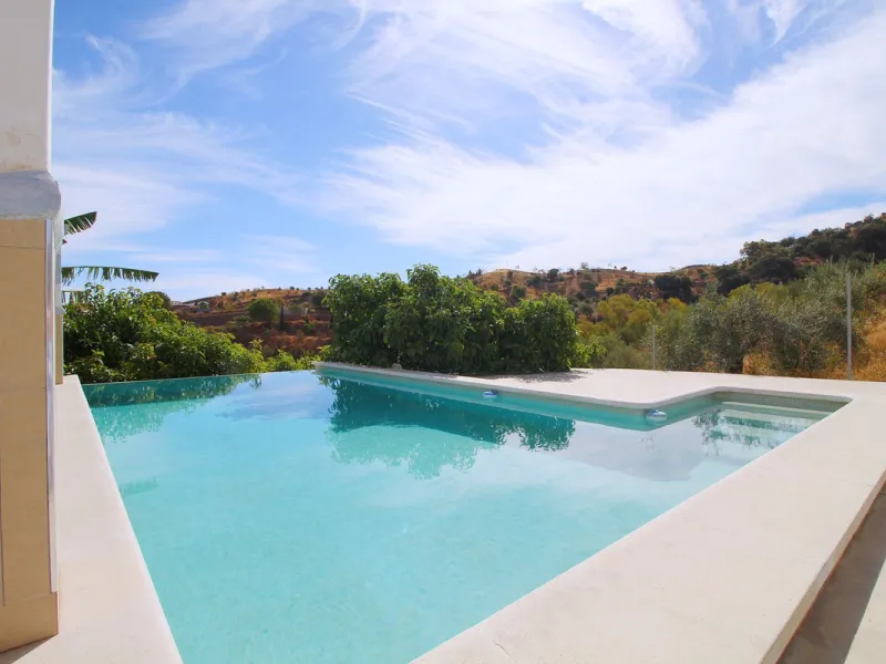 Stunning country house with wonderful views, with a profit of € 30,000 from the own avocado plantation, per year.
