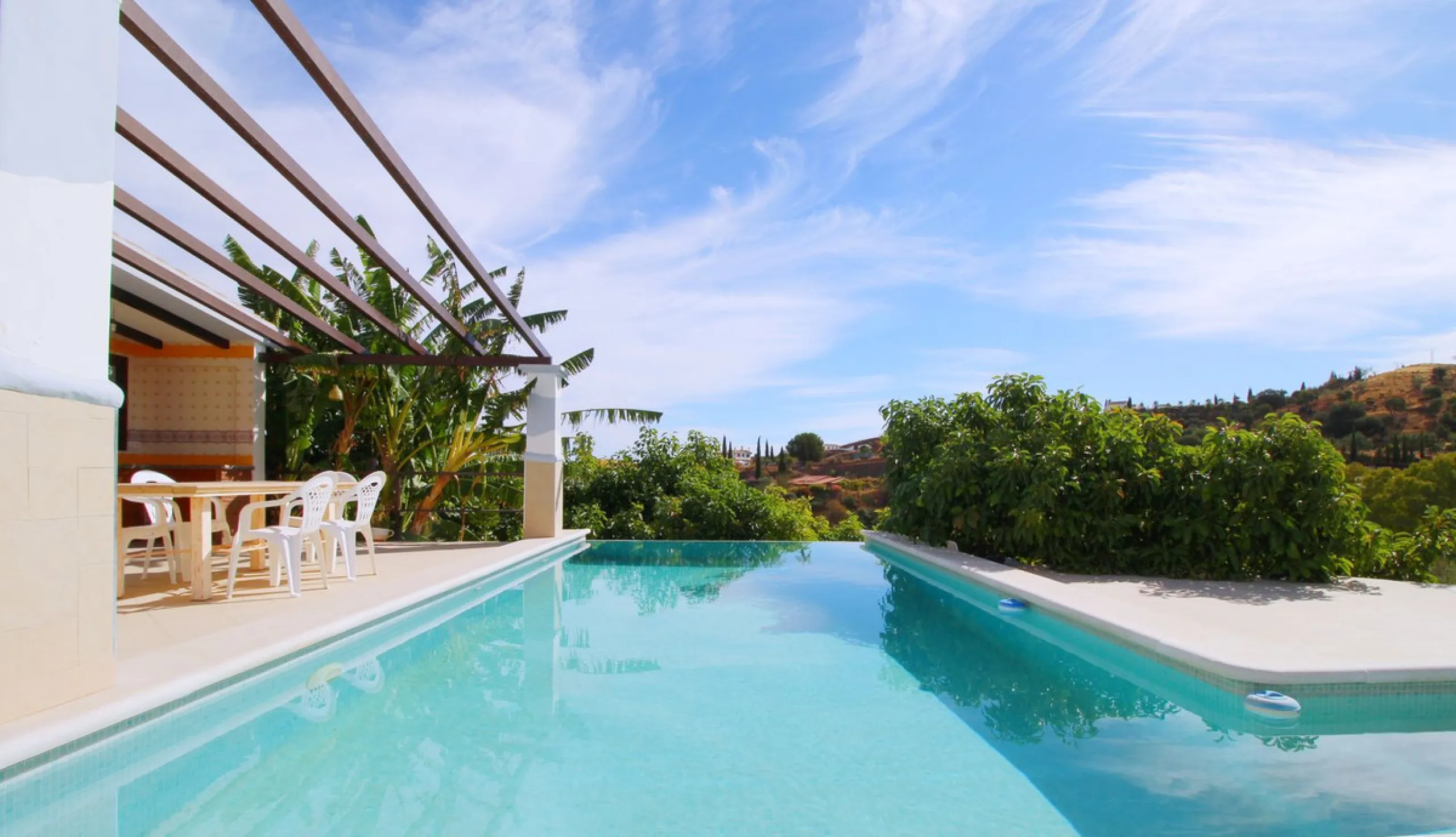 Stunning country house with wonderful views, with a profit of € 30,000 from the own avocado plantation, per year.