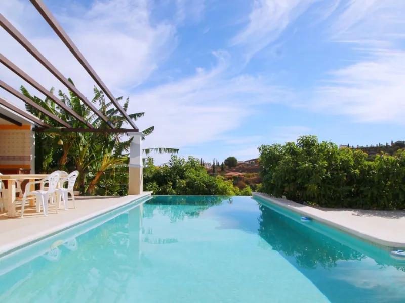 Stunning country house with wonderful views, with a profit of € 30,000 from the own avocado plantation, per year.